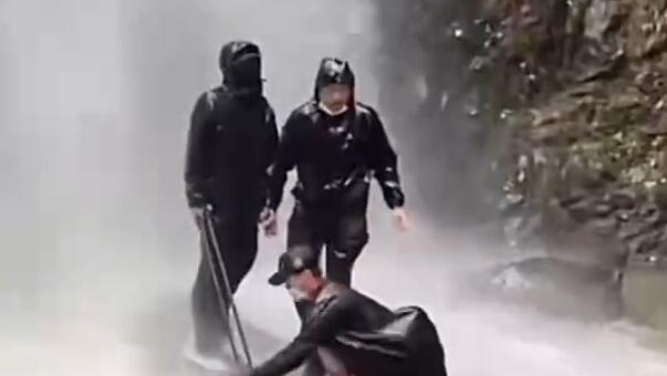 暴雨天打卡瀑布出什么片？ 警示教育片！